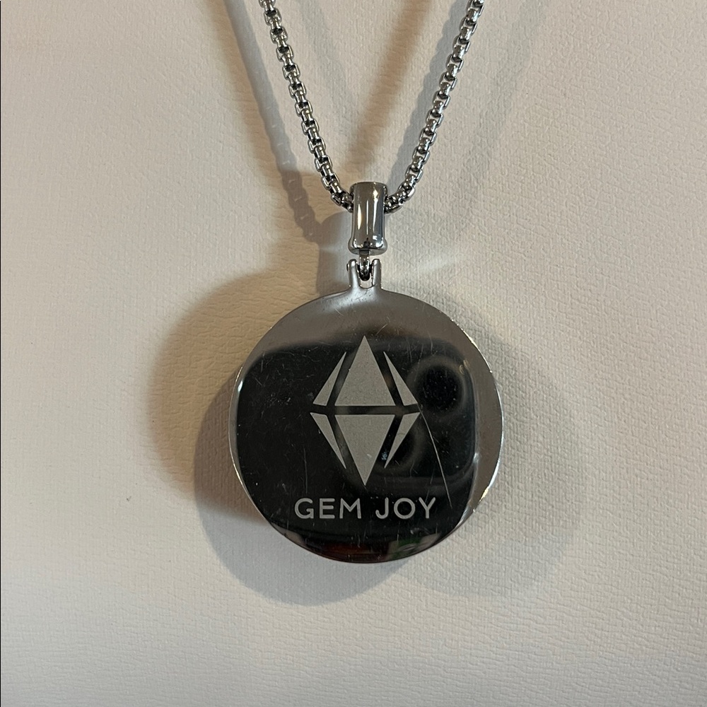 Gem Joy Green Pendant Necklace - Picture 4 of 6